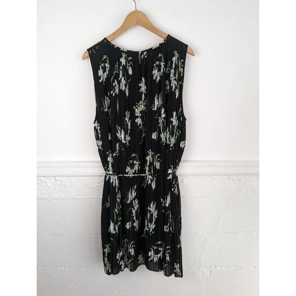 Banana Republic • Georgette Floral Pleated Dress - Picture 5 of 9